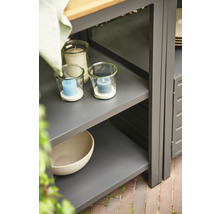 Detailaufnahme eines Outdoor-Küchenschranks mit Kerzen und einer Schüssel auf den Regalen