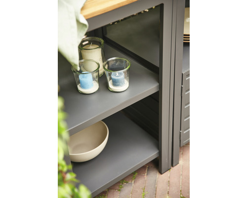 Detailaufnahme eines Outdoor-Küchenschranks mit Kerzen und einer Schüssel auf den Regalen