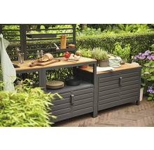 Outdoor Küche mit Arbeitsfläche, Stauraum und Gartendekoration im Garten