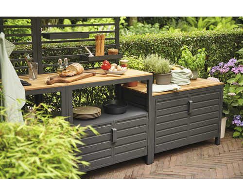 Outdoor Küche mit Arbeitsfläche, Stauraum und Gartendekoration im Garten