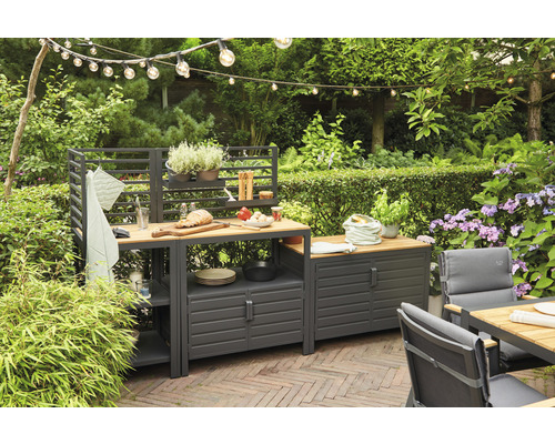 Gartenküche mit Arbeitsfläche, Stauraum und Dekoration im Grünen