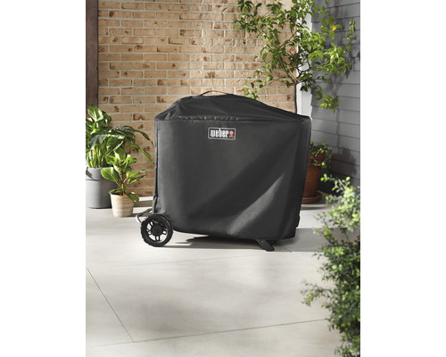 Abgedeckter Grill mit Weber Logo