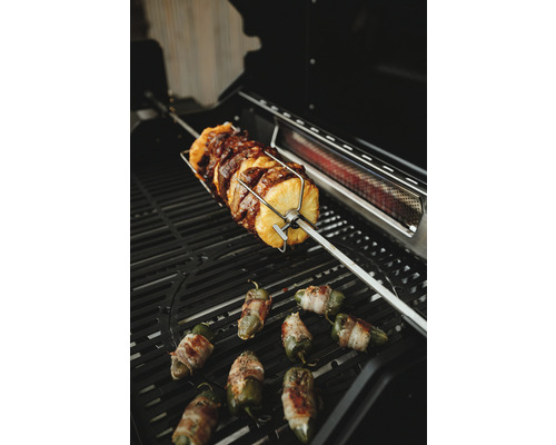 Grill mit Ananas und mit Speck umwickelten Jalapeños