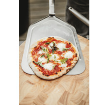 Pizza auf Pizzaschieber und Holzbrett