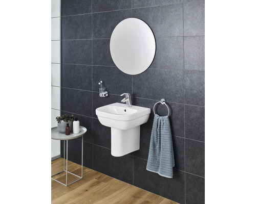 Modernes Badezimmer mit Waschtisch, Spiegel, Handtuchhalter und Ablagetisch