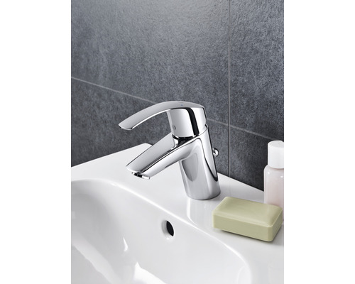 Waschtischarmatur auf einem Waschbecken mit Seife