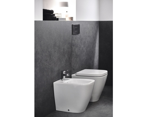 Modernes Badezimmer mit Bidet und Toilette aus Keramik