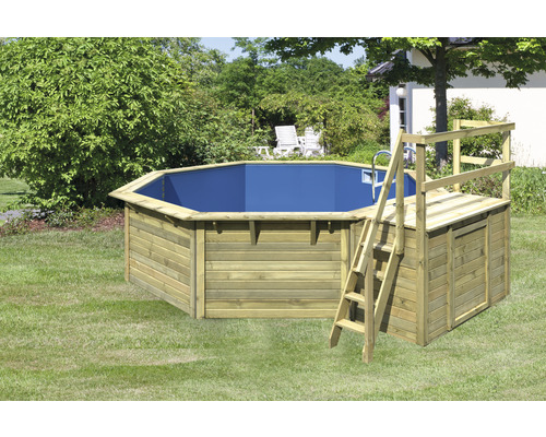 Achteckiger Holzpool mit Leiter und Plattform im Garten.