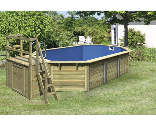 Aufbaubecken aus Holz mit Leiter im Garten