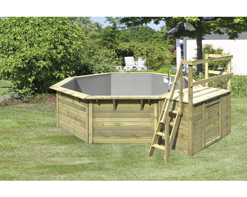 Achteckiger Holzpool mit Leiter und Plattform im Garten.