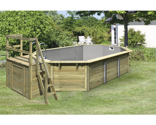 Holzpool mit Leiter im Garten