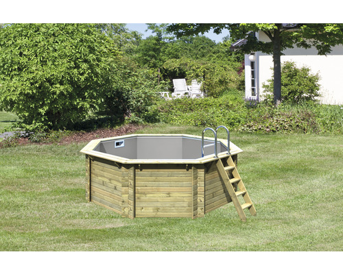 Achteckiger Holzpool mit Leiter im Garten