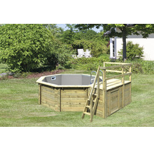 Achteckiger Swimmingpool aus Holz mit Leiter und Plattform im Garten