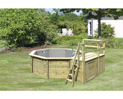 Achteckiger Swimmingpool aus Holz mit Leiter und Plattform im Garten