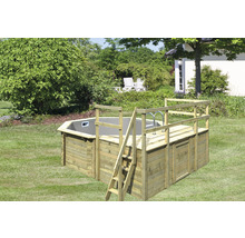 Aufgebauter Holzpool mit Leiter im Garten