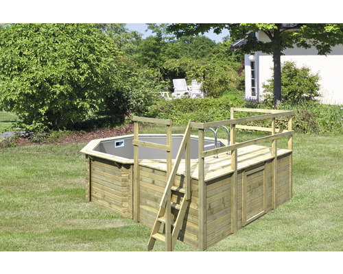 Aufgebauter Holzpool mit Leiter im Garten