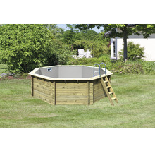 Achteckiger Holzpool mit Leiter im Garten