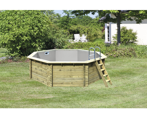 Achteckiger Holzpool mit Leiter im Garten