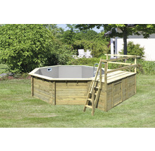 Achteckiger Holzpool mit Leiter und Plattform im Garten.