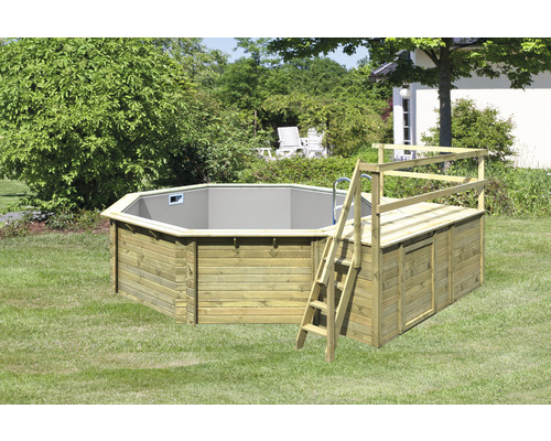 Achteckiger Holzpool mit Leiter und Plattform im Garten.