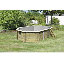 Holzpool mit Leiter im Garten