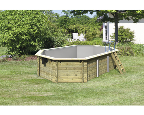 Holzpool mit Leiter im Garten