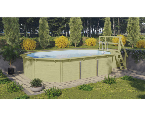 Aufgestellter Holzpool mit Leiter in einem Garten