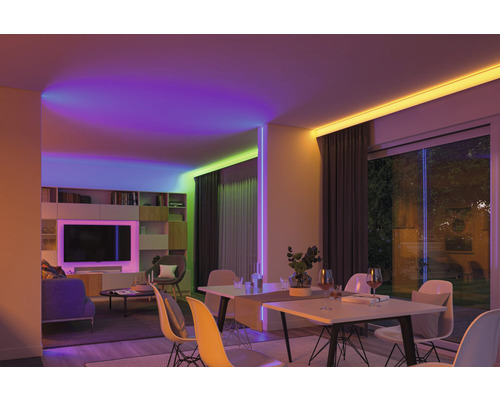 Wohnzimmer mit Esstisch und indirekter LED Beleuchtung an Decke und Wand