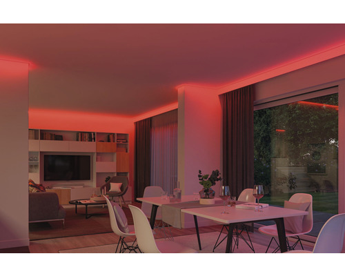 Wohnzimmer mit roter LED-Beleuchtung an der Decke, Esstisch und Wohnbereich