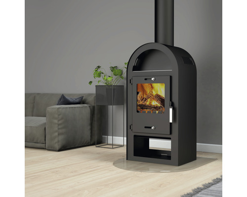 Schwarzer Kaminofen mit Holzfeuer im Wohnzimmer