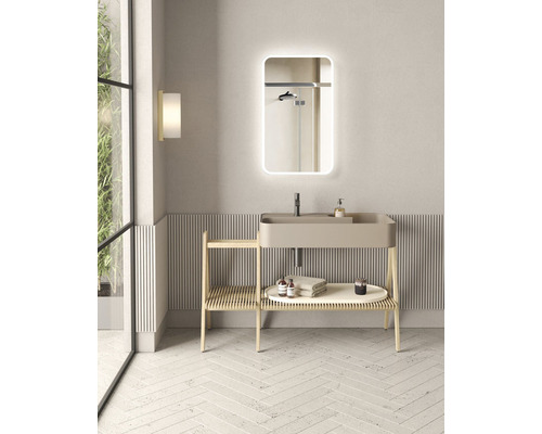 Modernes Badezimmer mit Waschtisch, Spiegel und Beleuchtung