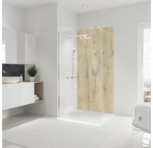 Badezimmer mit Duschkabine, Waschbecken und Teppich
