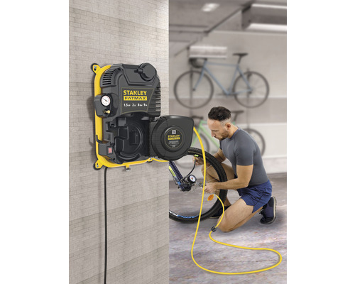 Stanley Fatmax Kompressor zur Wandmontage mit Mann der einen Fahrradreifen aufpumpt