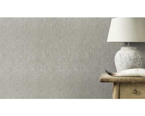 Wohnraumgestaltung mit grauer Vliestapete und Tischlampe