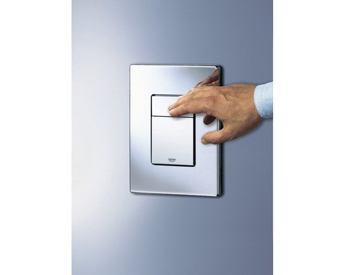 Grohe Betätigungsplatte mit Hand auf einer Wand montiert