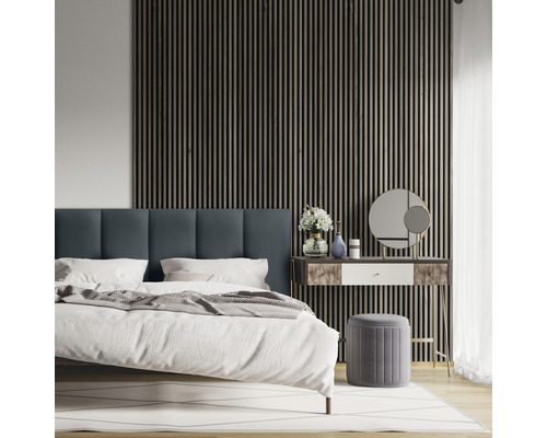 Wandkissen Print schlammblau Gewebte-Optik 30x60 cm Helles Schlafzimmer mit Bett, Nachttisch, Spiegelkommode und Wandpaneelen
