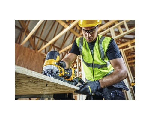 Handwerker bei der Arbeit mit einer Stichsäge von DeWalt zum Schneiden eines Holzbretts