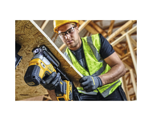 Handwerker befestigt Holzplatte mit einem Akku Nagelgerät von DeWalt