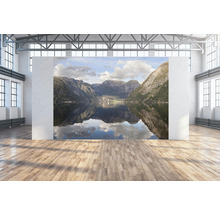 Raumbild mit Bergsee-Motivtapete in einem hellen Raum mit Holzboden