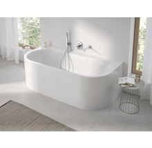 Freistehende Badewanne im Badezimmer mit Armatur und Handbrause