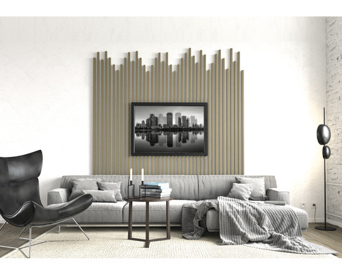 Wohnzimmer mit Sofa, Sessel, Beistelltisch, Stehlampe, Wandpaneel und Bild