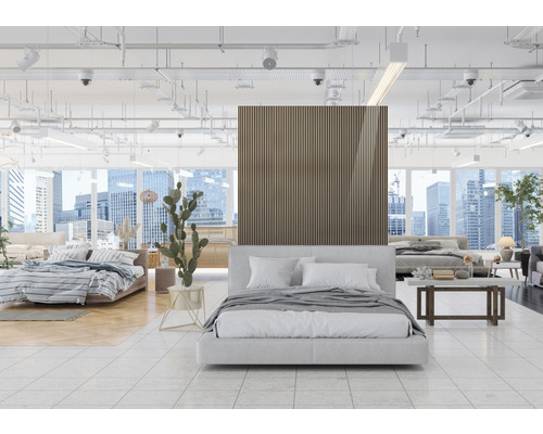 Ausstellungsraum mit Betten, Nachttischen und Dekoration vor Wolkenkratzern