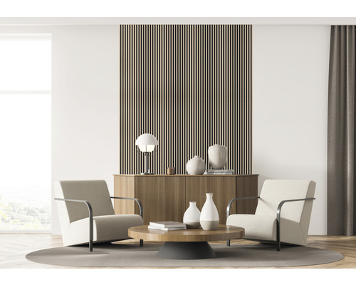 Wohnzimmer mit zwei Sesseln, einem Couchtisch, einem Sideboard und einer Wandverkleidung aus Holzlatten.