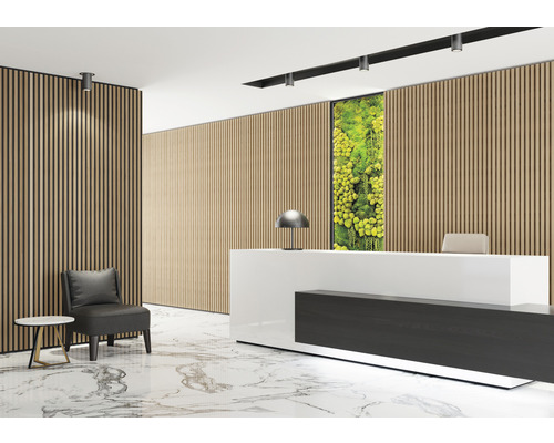 Empfangsbereich mit Holzlamellenwand, Rezeption, Sitzgelegenheit und Marmorboden