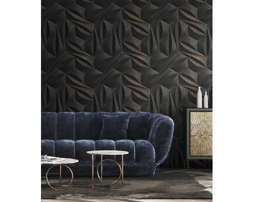 Wohnzimmer mit dreidimensionaler Wandgestaltung, Sofa und Beistelltischen.