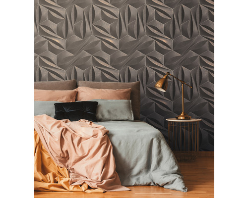 Schlafzimmer mit dreidimensionaler Wandgestaltung hinter einem Bett und einem Nachttisch mit Lampe