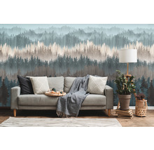 Wohnzimmer mit Sofa, Stehlampe, Zimmerpflanze und Waldtapete