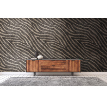 Wohnzimmer mit gemusterter Tapete und Holzkommode