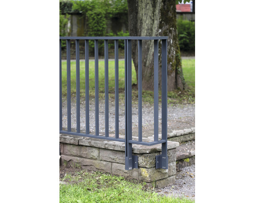 Metallzaun auf Steinmauer im Garten