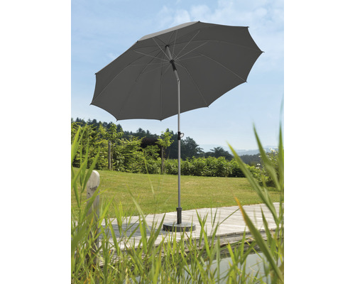 Grauer Sonnenschirm auf einer Terrasse im Freien